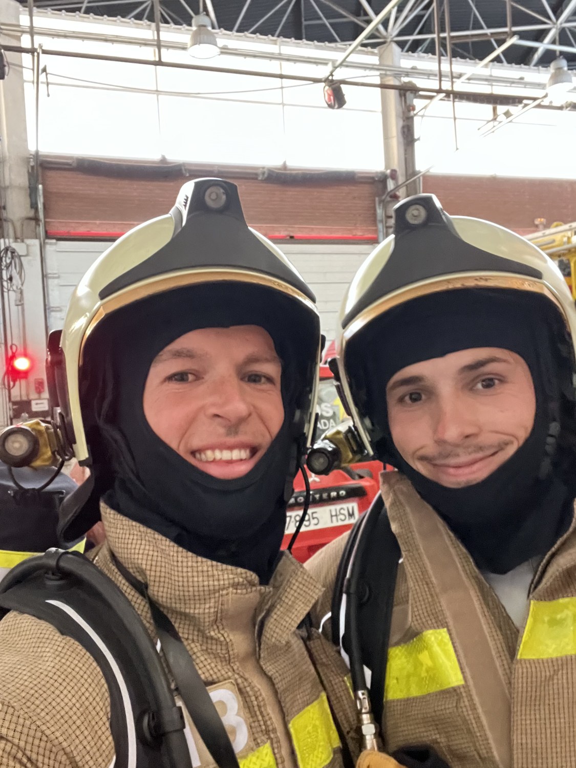 Carlos con equipo completo de bombero y casco