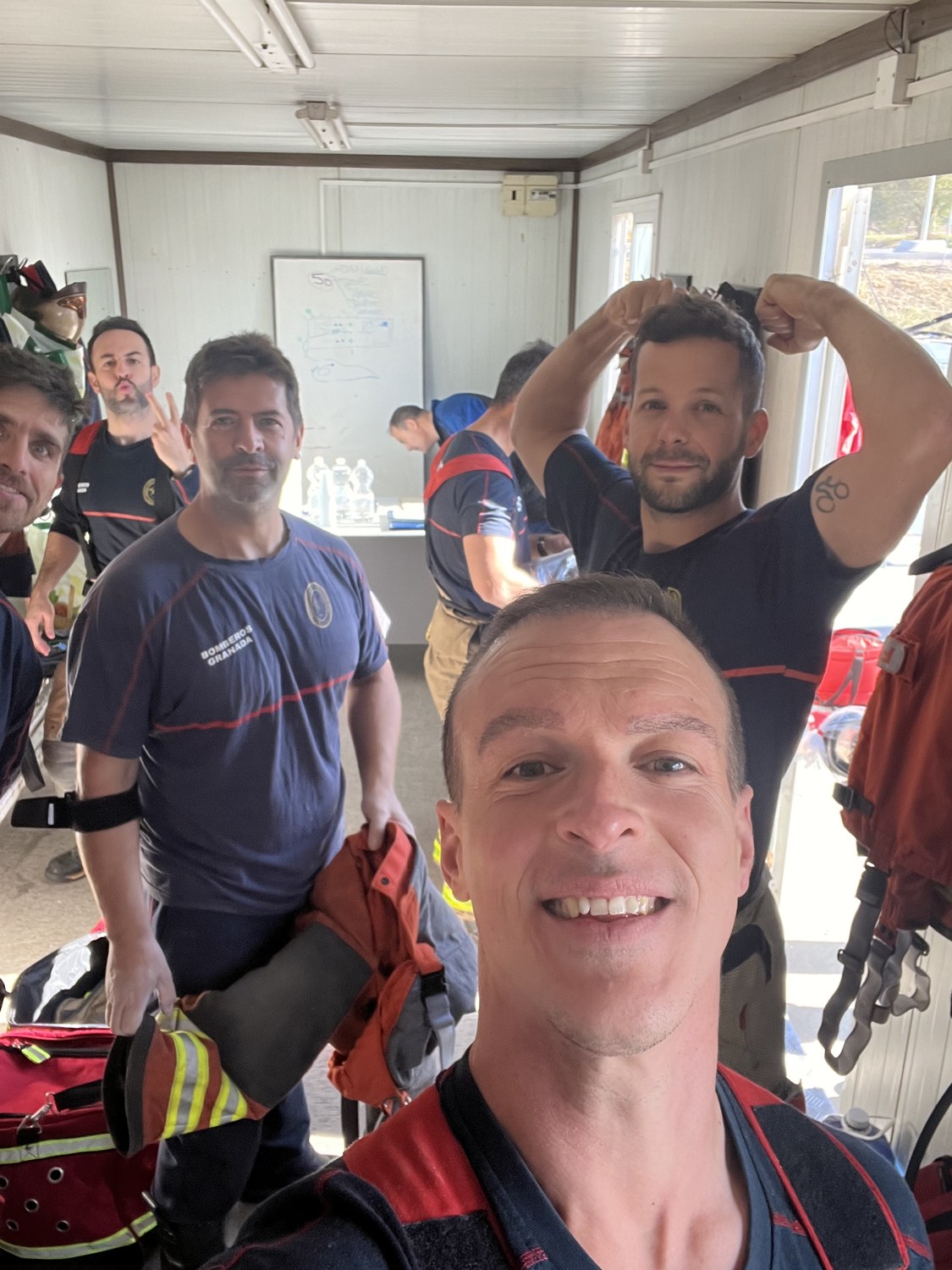 Carlos con su equipo de bomberos de Granada