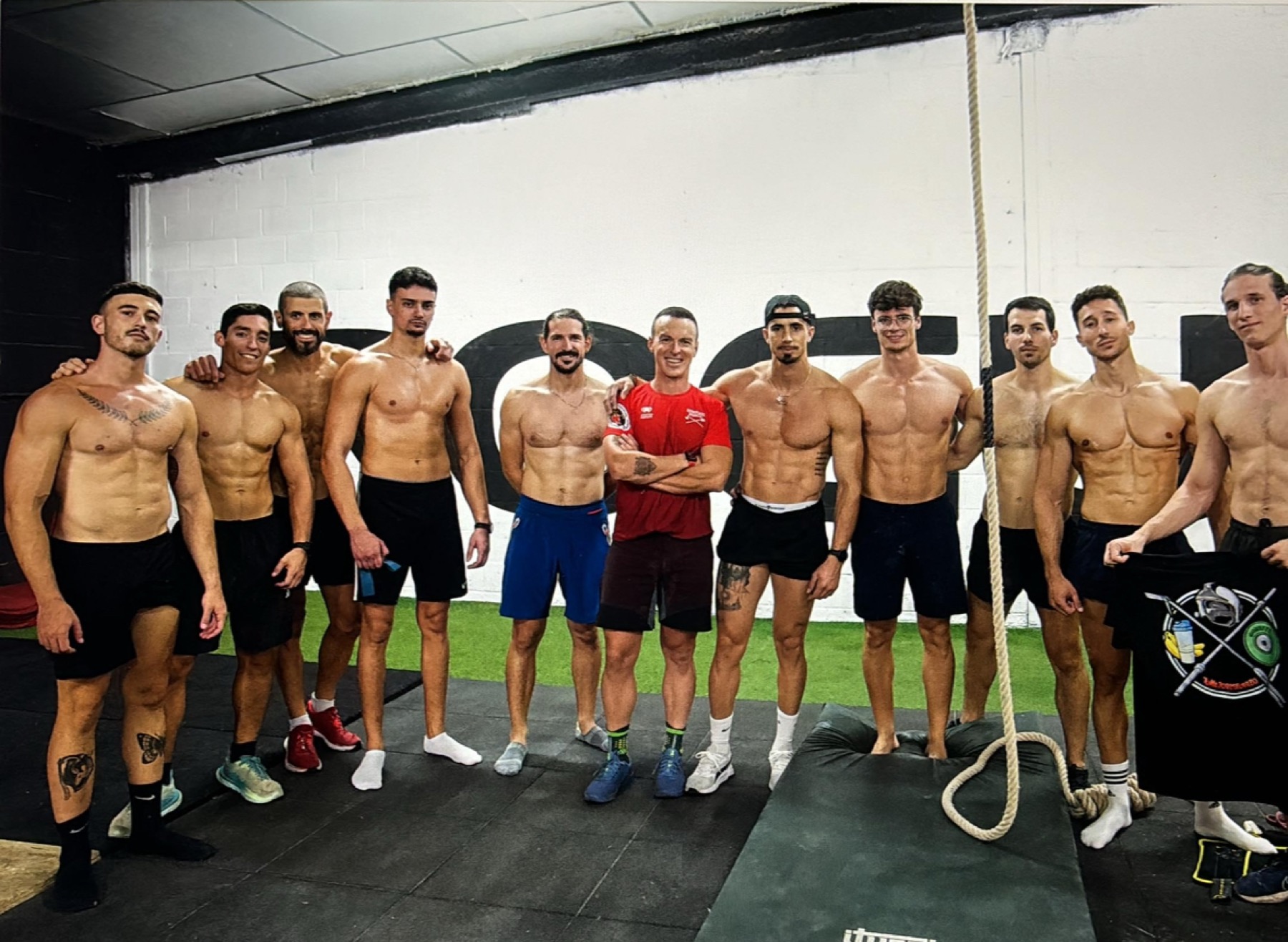 Carlos Santiago con su equipo de opositores y atletas